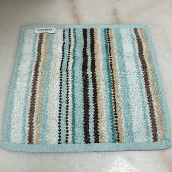 DKNY Wash Cloth Towels (2) - Picture 4 of 6